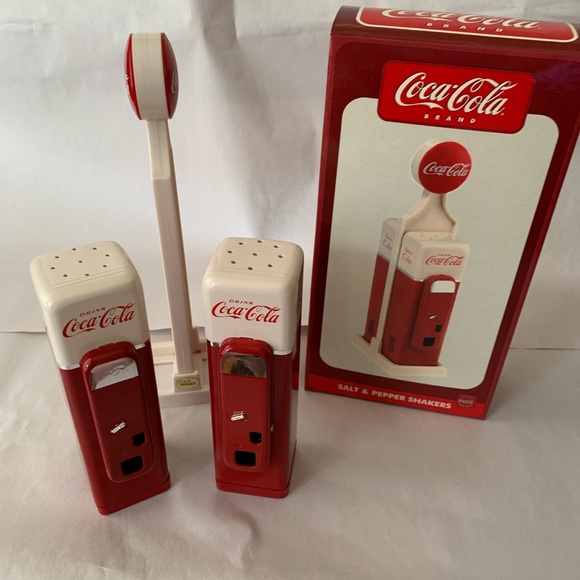 Vintage Coca Cola vending machine salt and pepper shakers with base - Picture 2 of 4
